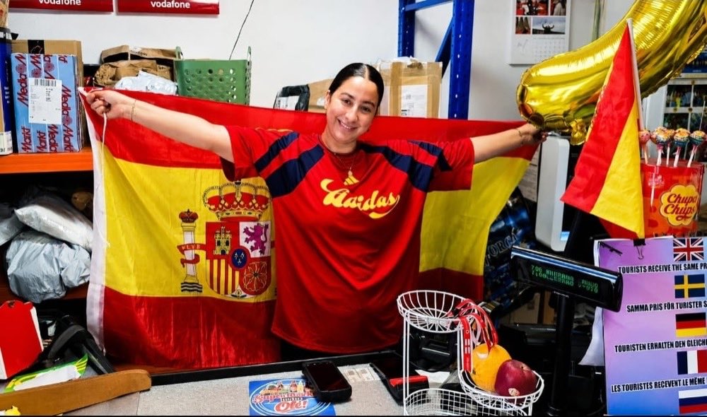 Compañera de Illetas Olé con la bandera de España