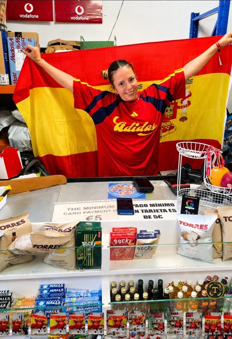Equipo de Illetas Olé celebrando con España
